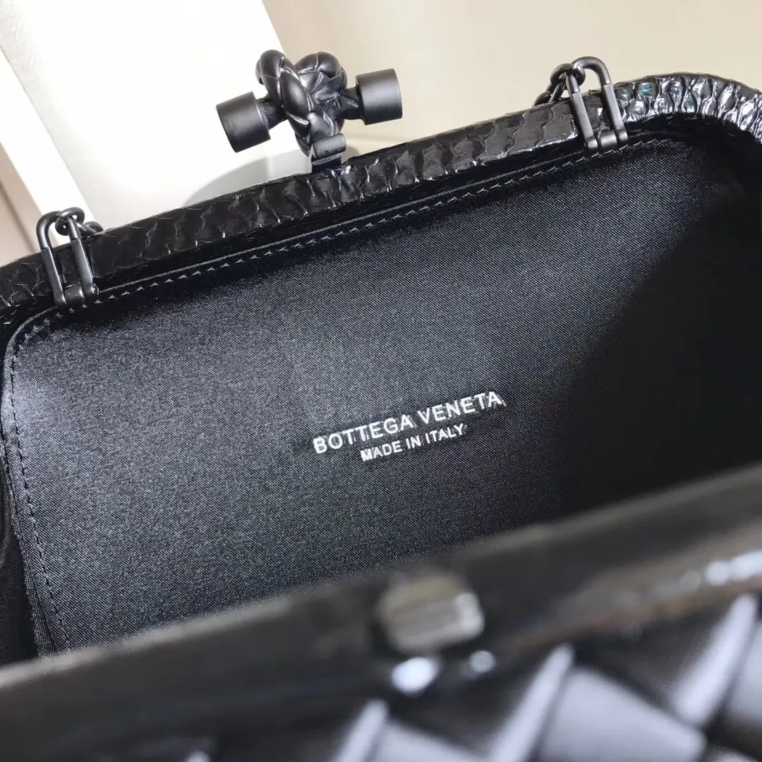 Model 8651 The popular Knot clutch ~ is made of exquisite Japanese silk fabric with freshwater snakeskin piping. It looks elegant when worn cross-body or in the hand. Petite girls can also handle it. It can hold 2 iPhone X phones. Size: 20cm*12cm M56530